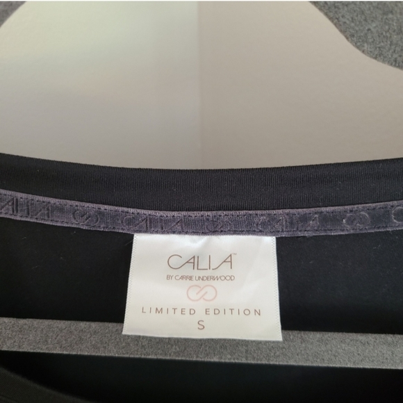 Calia by Carrie Underwood small Limited Edition black mesh sleeve athletic top - Picture 2 of 6